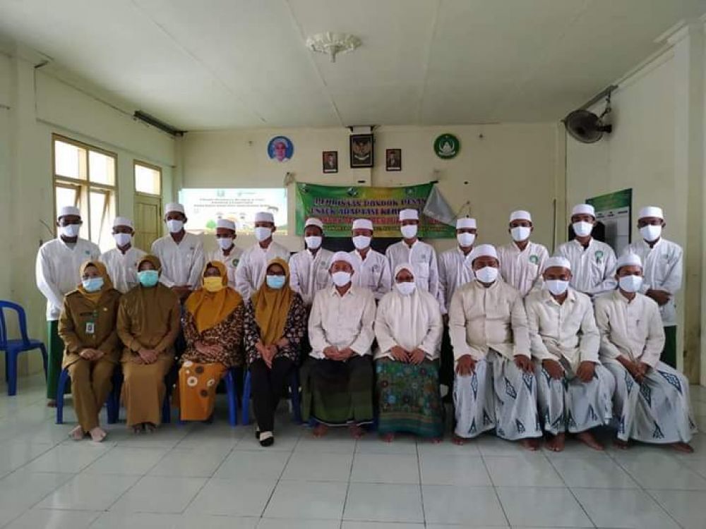 Pengurus pondok pesantren bersama Dinas Kesehatan Provinsi