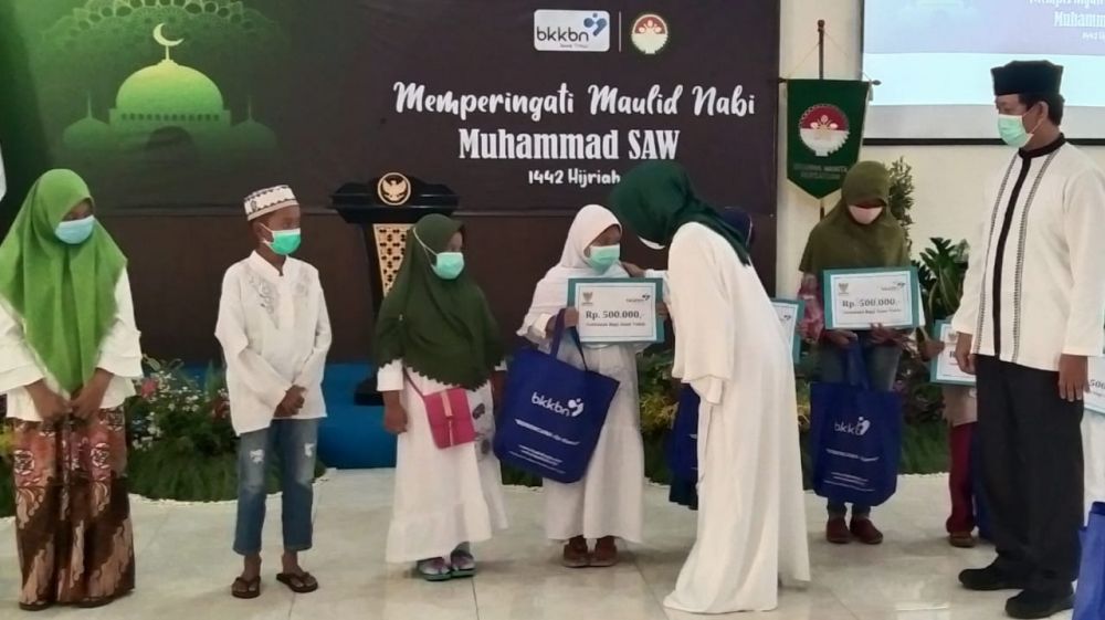 Ketua Dharma Wanita Persatuan Kaper BKKBN Jatim Dra. Kunkun Dewi Kurniaty berikan bantuan pada anak yatim