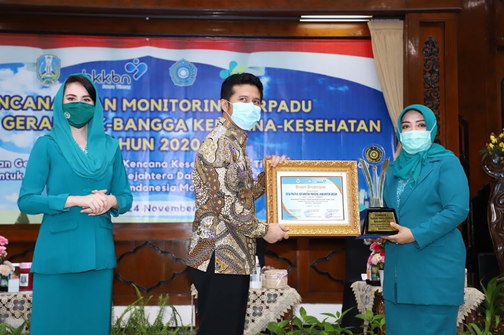 Wagub Emil Dardak berikan Piala dan piagam