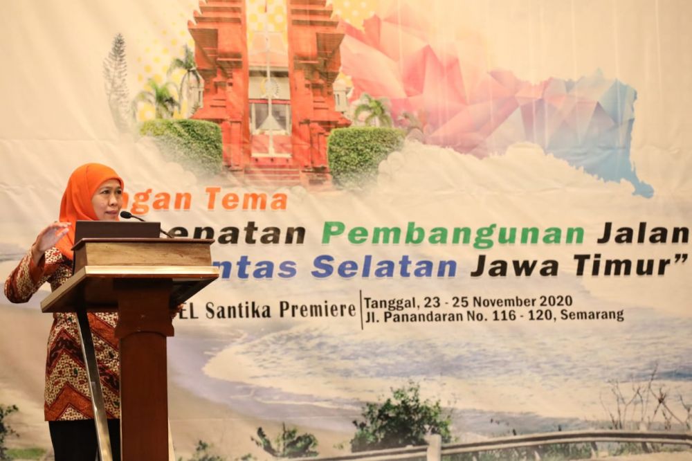 Khofifah Indar Parawansa menjadi narasumber pada Forum Komunikasi (Sinergitas) Komisi D (Pembangunan) DPRD Prov Jatim di Hotel Santika Premiere Semarang dengan tema Percepatan Pembangunan Jalan Jalur Lintas Selatan (JLS) Jawa Timur