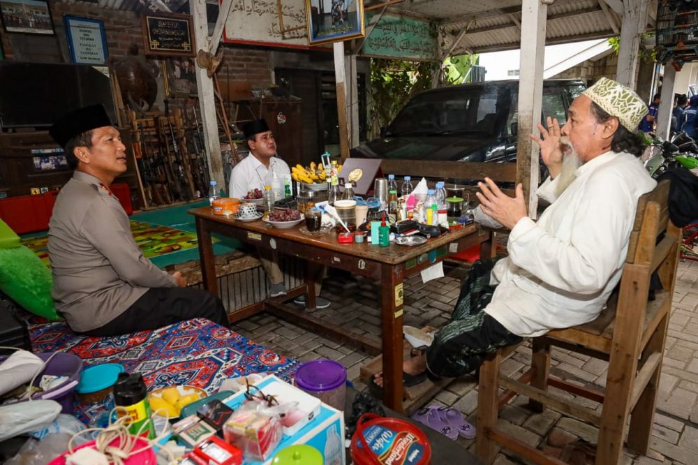 Kapolda Jatim berkunjung di kediaman ulama