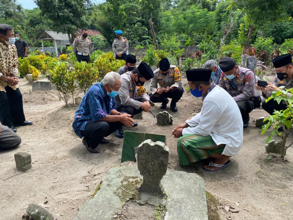 Kapolda Jatim ziarah ke makam kakek dan neneknya