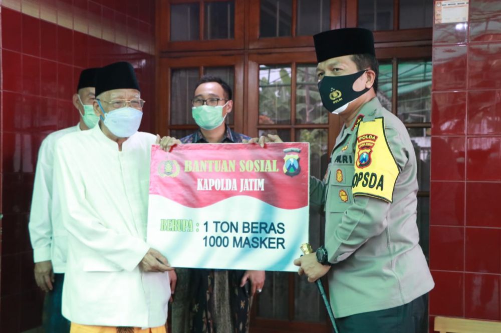 Kapolda Jatim berikan bantuan sosial