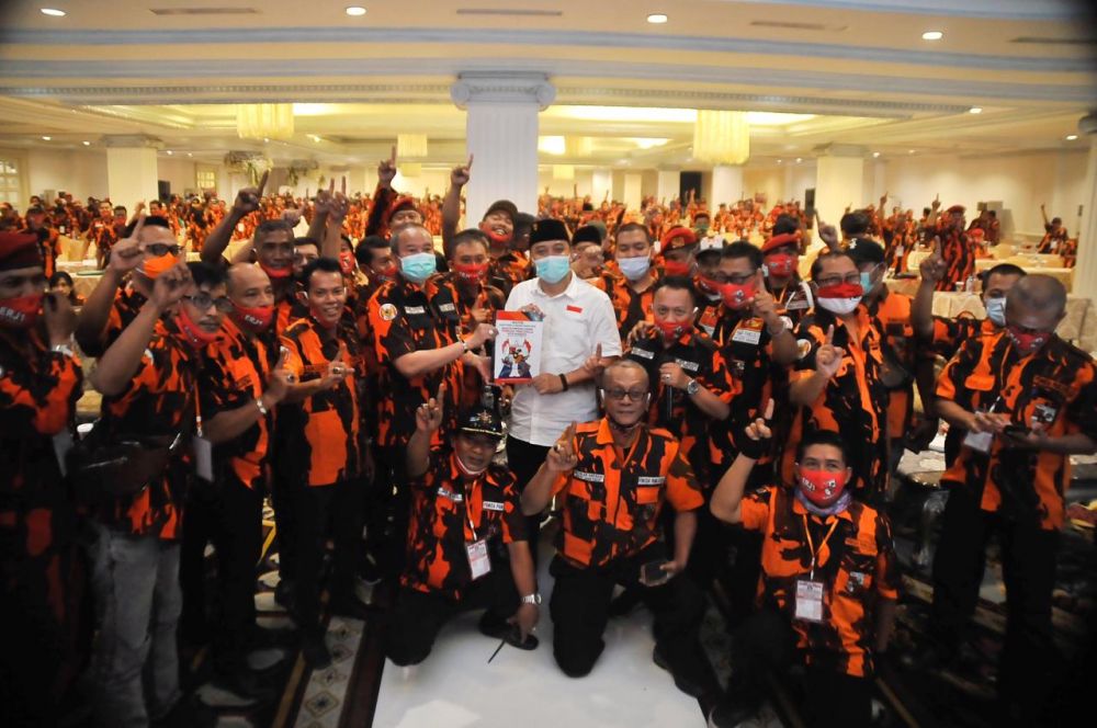 Eri Cahyadi bersama anggota PP Surabaya