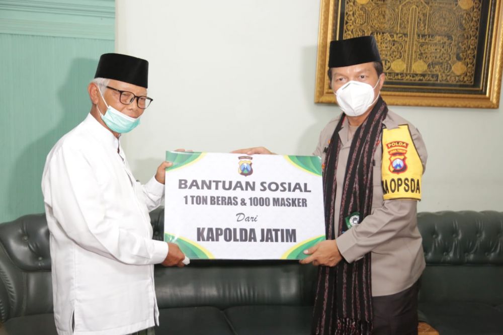 Kapolda Jatim Irjen pol Nico Afinta berikan Bansos ke Ponpes
