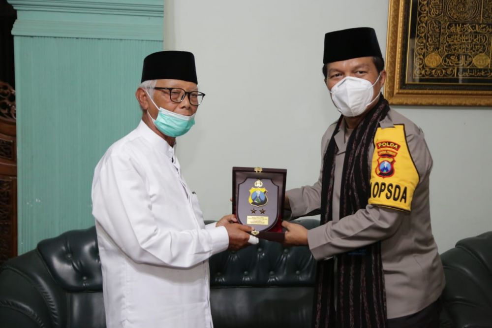 Kapolda Jatim berikan bantuan secara simbolik