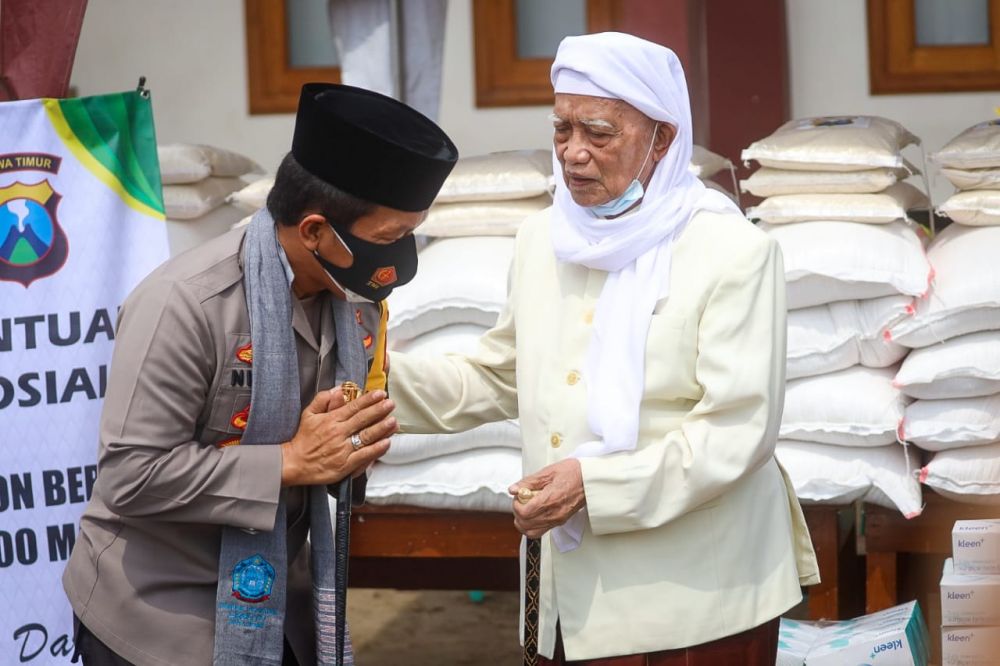 Kapolda Jatim Irjen pol Nico Afinta berikan Bansos Ponpes Lirboyo