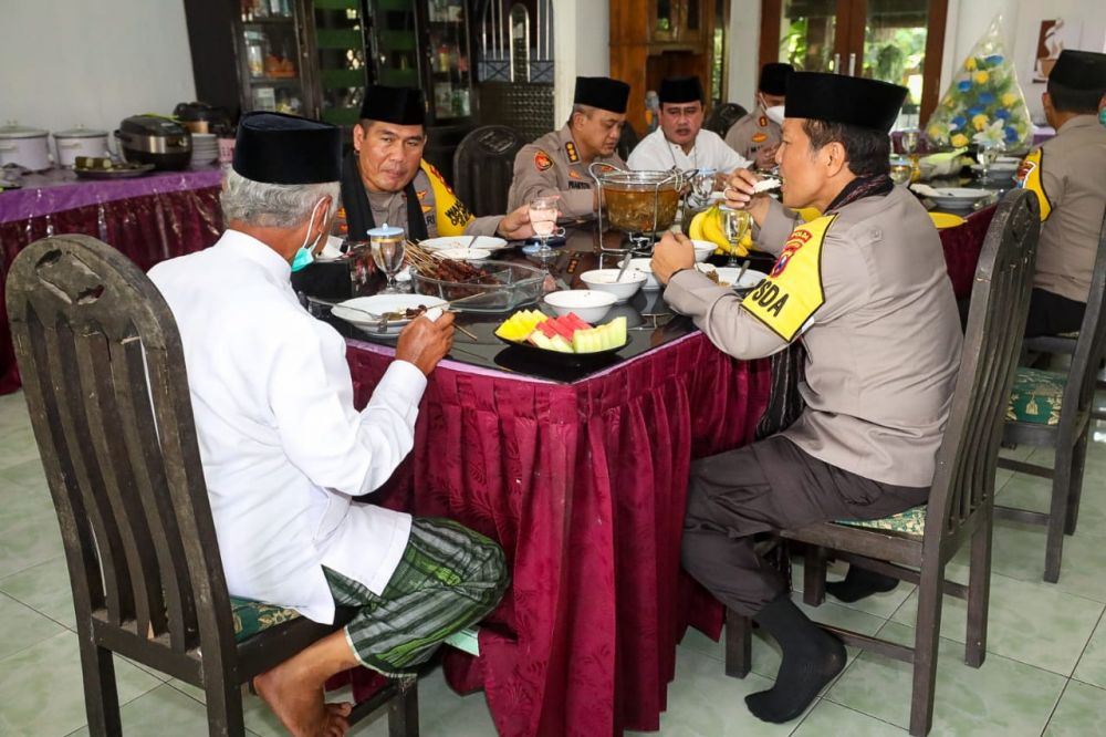 Kapolda Jatim Disambut Hidangan Ponpes Al Amien oleh KH Anwar Iskandar