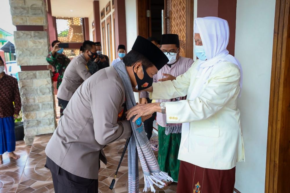 Kapolda Jatim Irjen pol Nico Afinta memohon doa KH Anwar Mansyur
