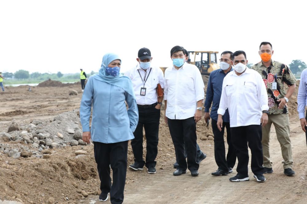 Gubernur Jatim didampingi Plt. Bupati Sidoarjo, Kepala Dinas PMPTSP dan Kepala Biro Adm. Pemerintahan dan Otoda Sekdaprov Jatim meninjau lokasi bakal Kawasan Industri Halal (KIH) yang dibangun di Safe 'n' Lock Eco Industrial Park - Sidoarjo