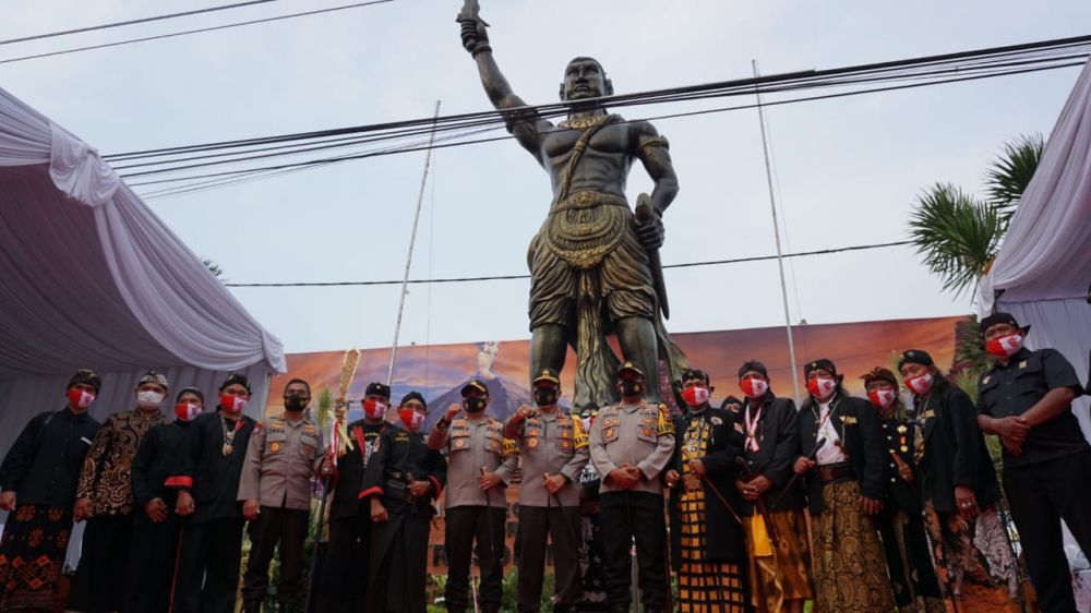 Kapolda Jatim Irjen pol Nico Afinta bersama PJU Polda Jatim