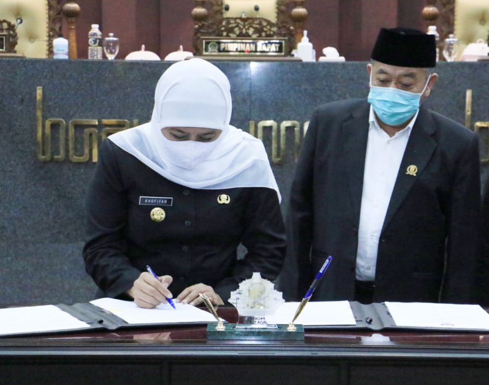 Gubernur Khofifah Indar Parawansa tandatangani Raperda APBD 2021