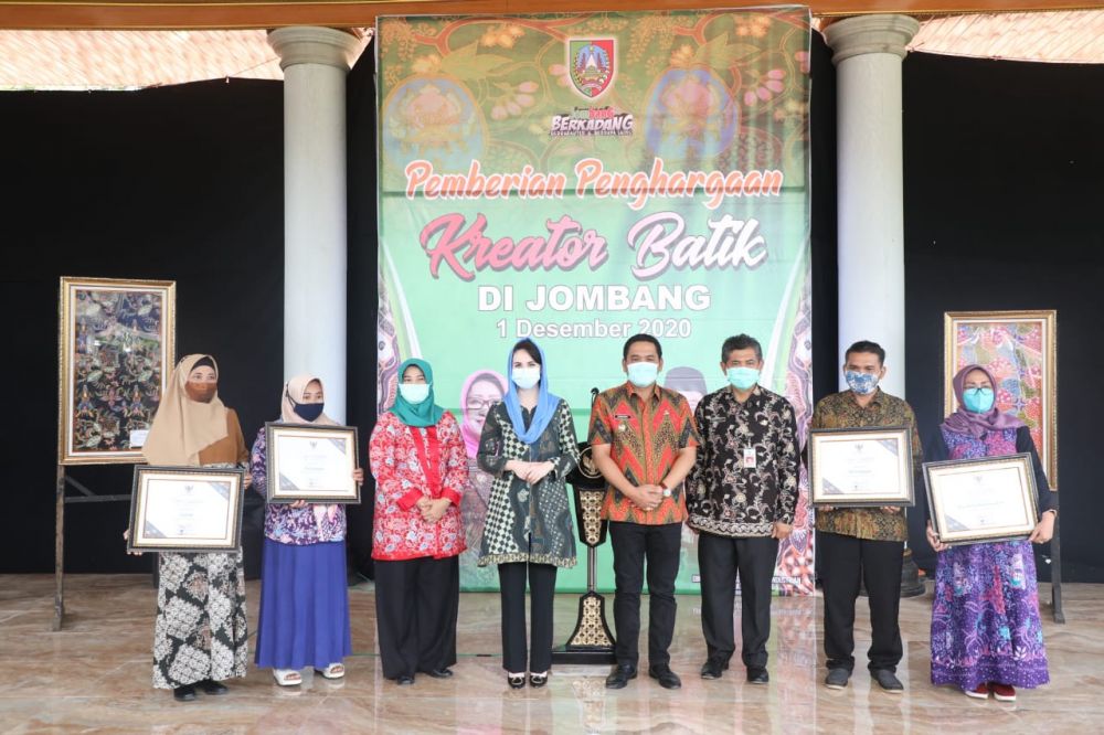 Ketua Dekranasda Jatim Arumi Bachsin Emil Dardak berikan penghargaan pada kreator batik di Kec. Diwek Kab. Jombang. Setelahnya, meninjau proses produksi asesoris manik-manik di Griya Manik