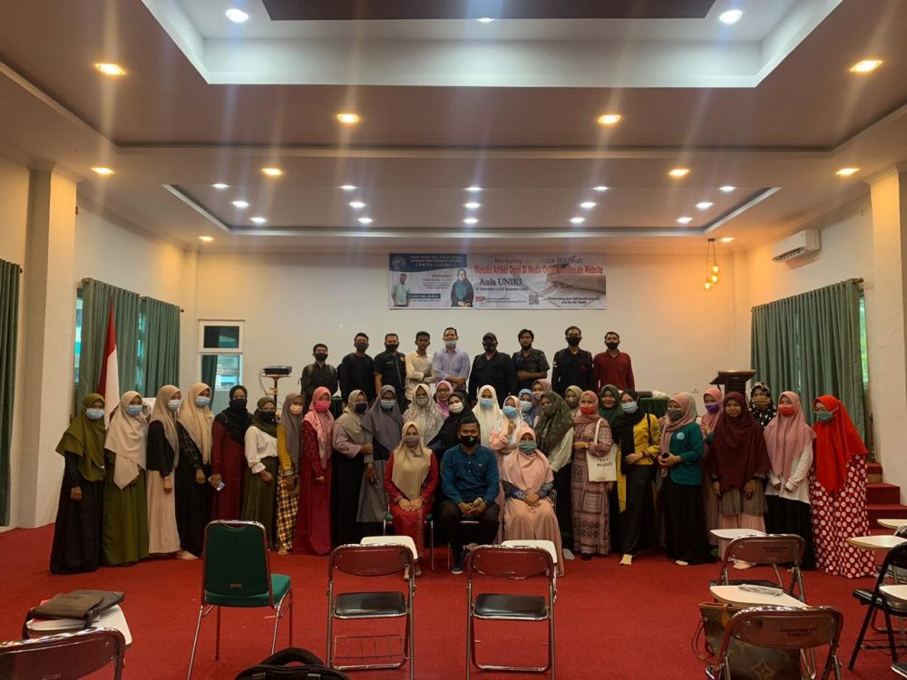 Mahasiswa Uniki sedang foto bersama