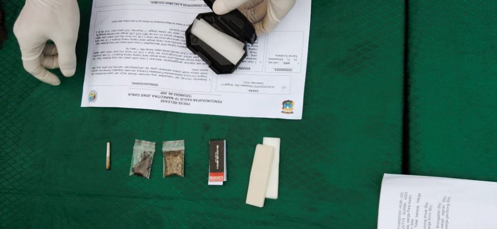 Ganja siap hisap yang diamankan Satresnarkoba Polrestabes Surabaya