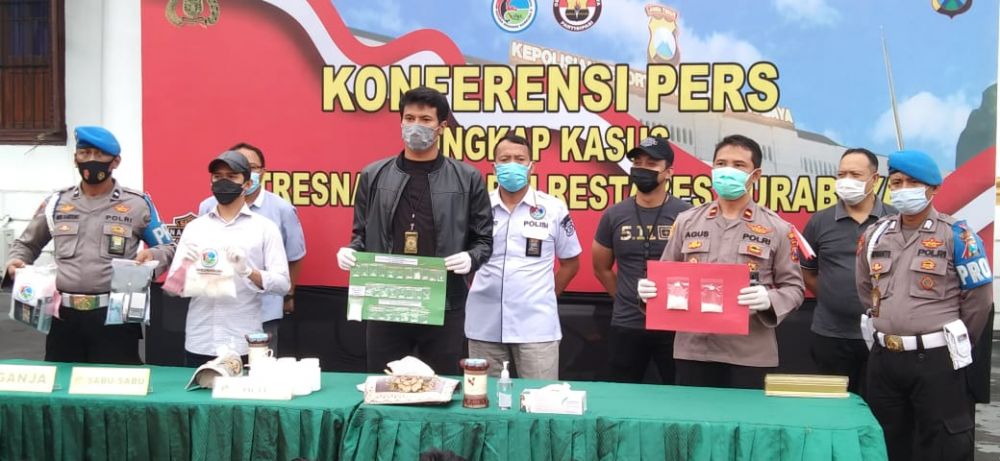 Kanit Idik Unit ll Danang Eko Abrianto menunjukkan barang bukti