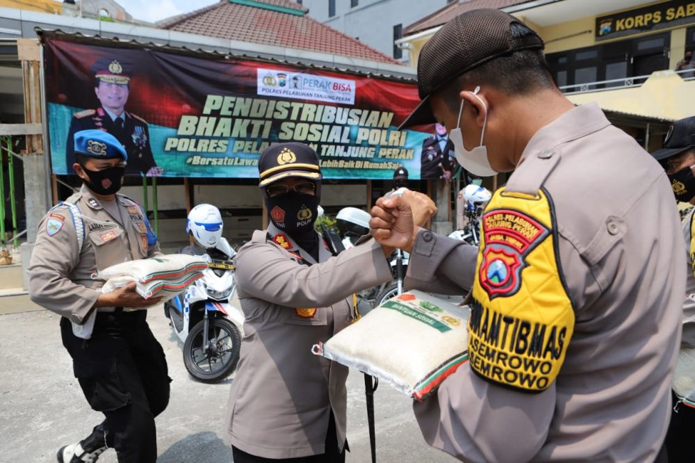 Penyerahan secara simbolis pendistribusian Bhakti Sosial Polri pada perwakilan petugas