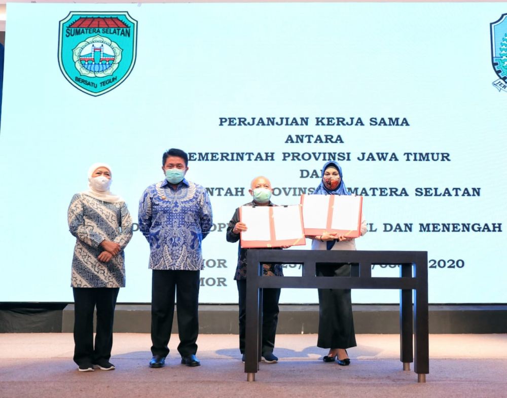 Gubernur Jatim Khofifah Indar Parawansa Bersama Gubernur Sumsel Herman Deru melakukan MoU