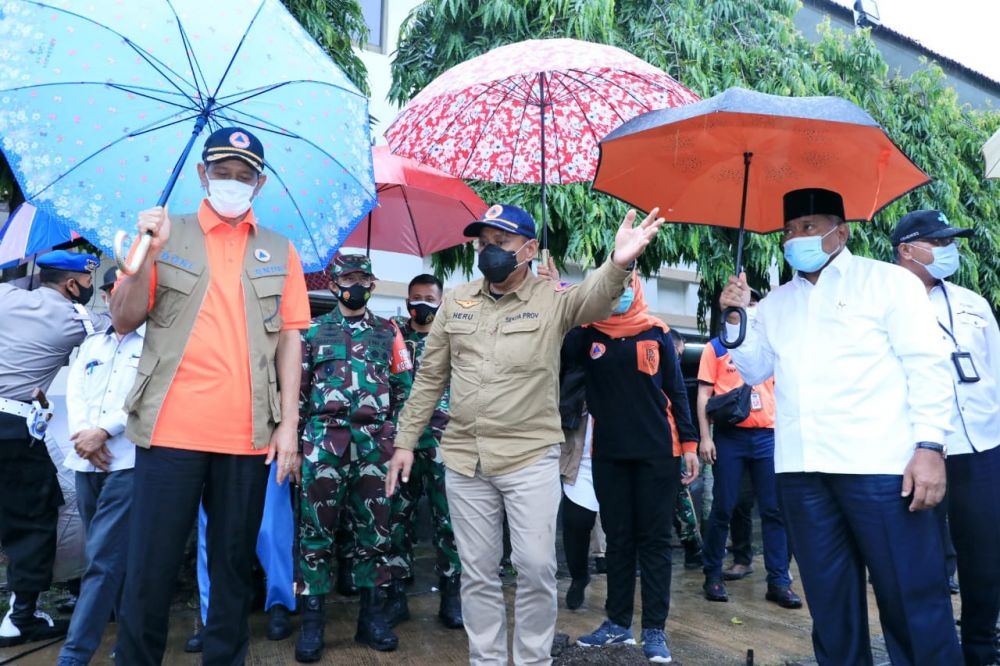 Sekdaprov Jatim Heru dan Kepala BNPB sedang meninjau lokasi