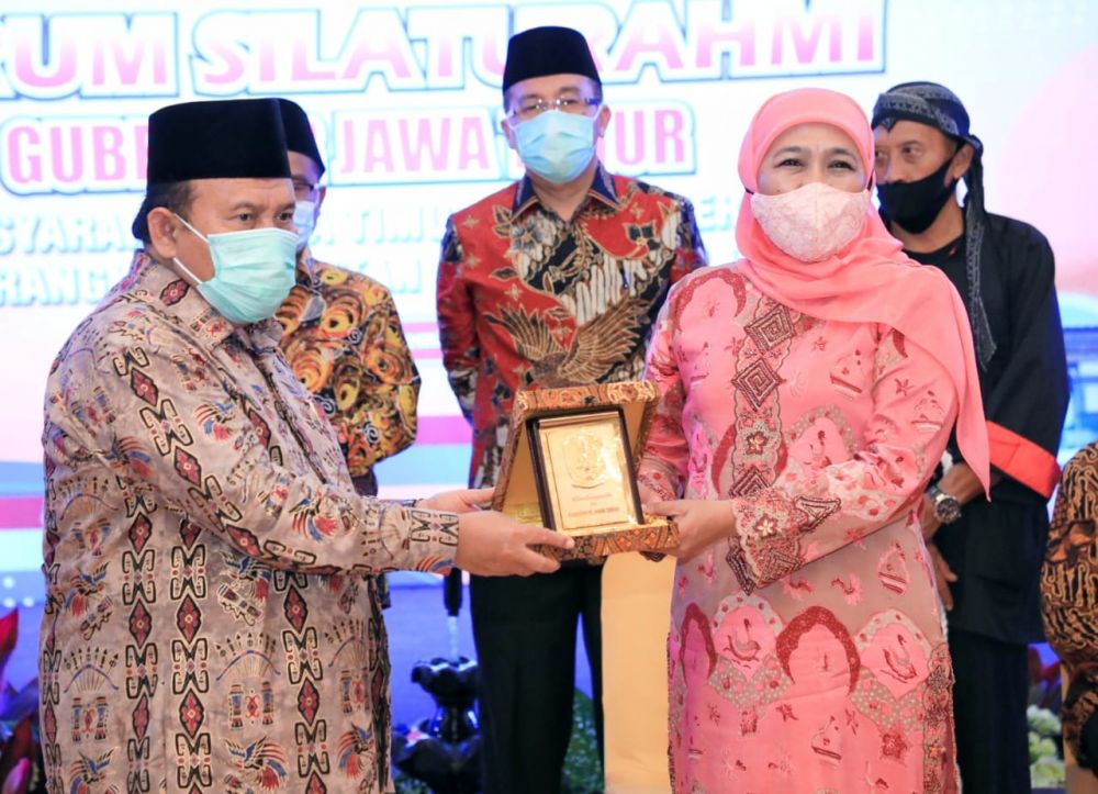 Gubernur Jatim Khofifah Indar Parawansa berikan penghargaan pada warga Jatim yang berdomisili di Sumsel