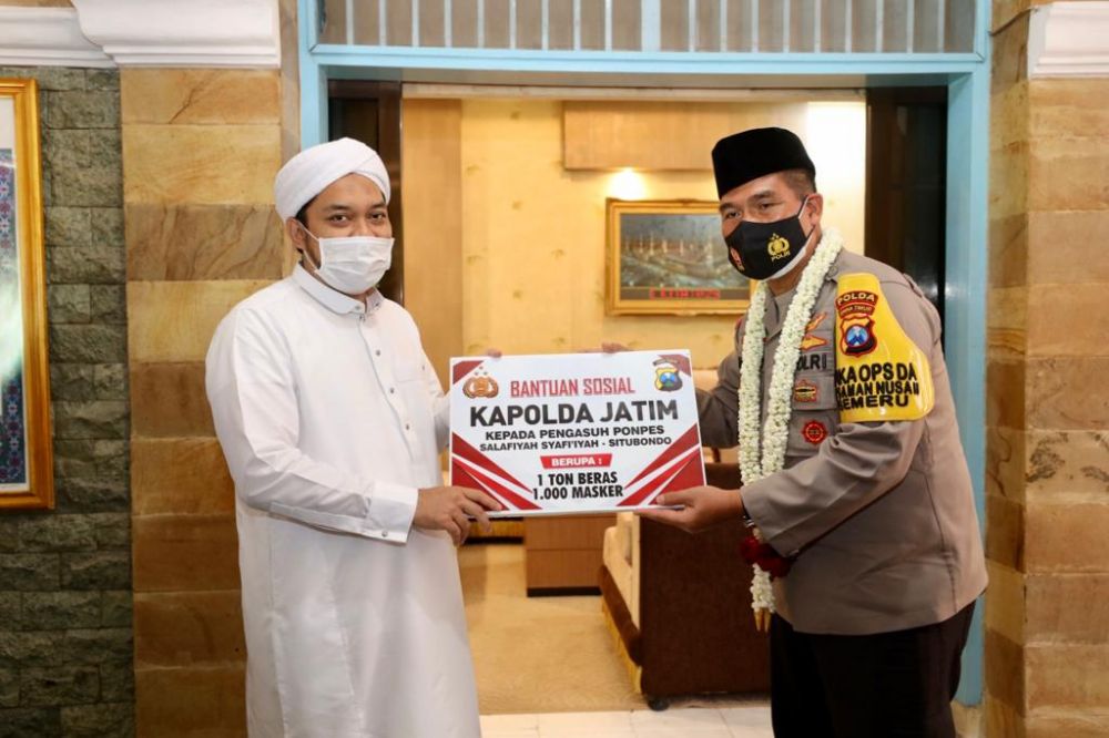 Kapolda Jatim di wakili Wakapolda Jatim berikan bantuan sosial berupa 1 ton beras dan seribu masker