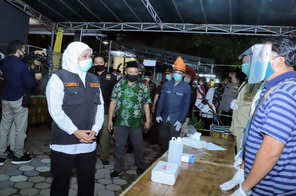 Gubernur Jatim Khofifah Indar Parawansa datang ke TPS untuk cek kelengkapan jelang Pilkada dan Prokes Covid-19