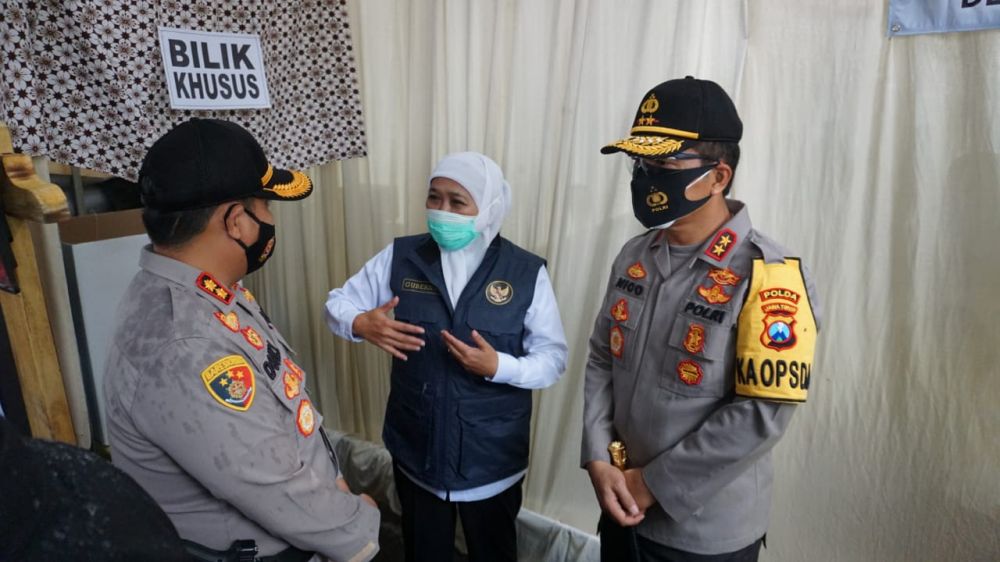 Kapolda Jatim bersama Gubernur Jatim pastikan Prokes saat pencoblosan