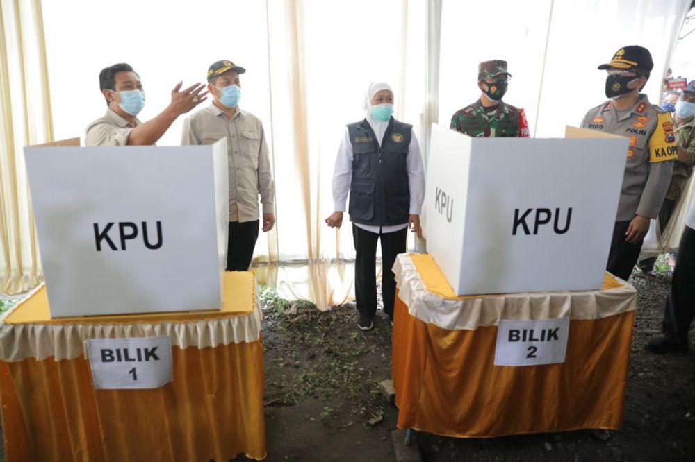 Gubernur Jawa Timur Khofifah Indar Parawansa bersama Forkopimda Jatim meninjau pelaksanaan pemungutan suara di TPS 8, Ds. Manduro Manggung Gajah, Kec. Ngoro-Mojokerto dan TPS 10 Kota Pasuruan
