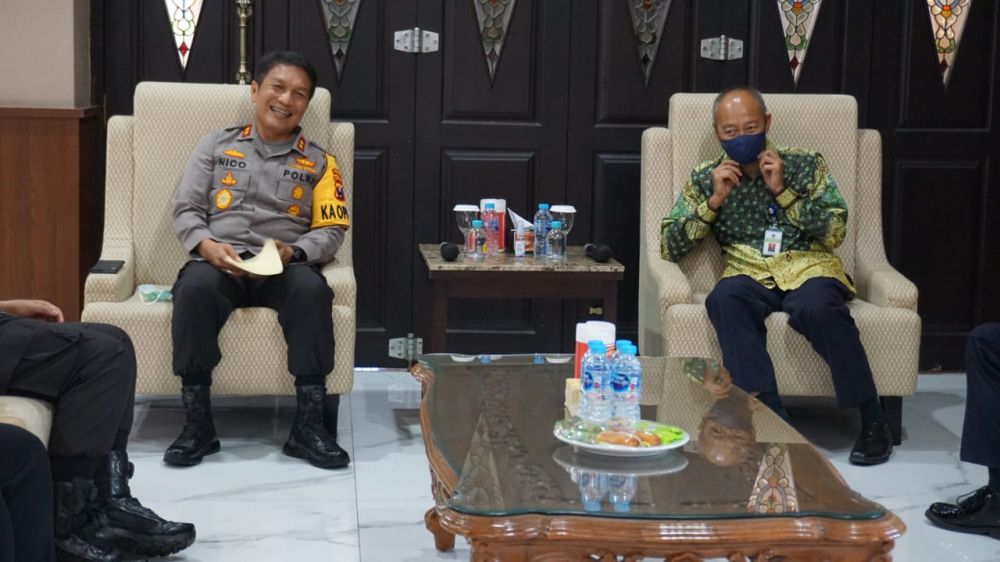 Kapolda Jatim dan kakanwil bea cukai Jatim sedang ramah tamah