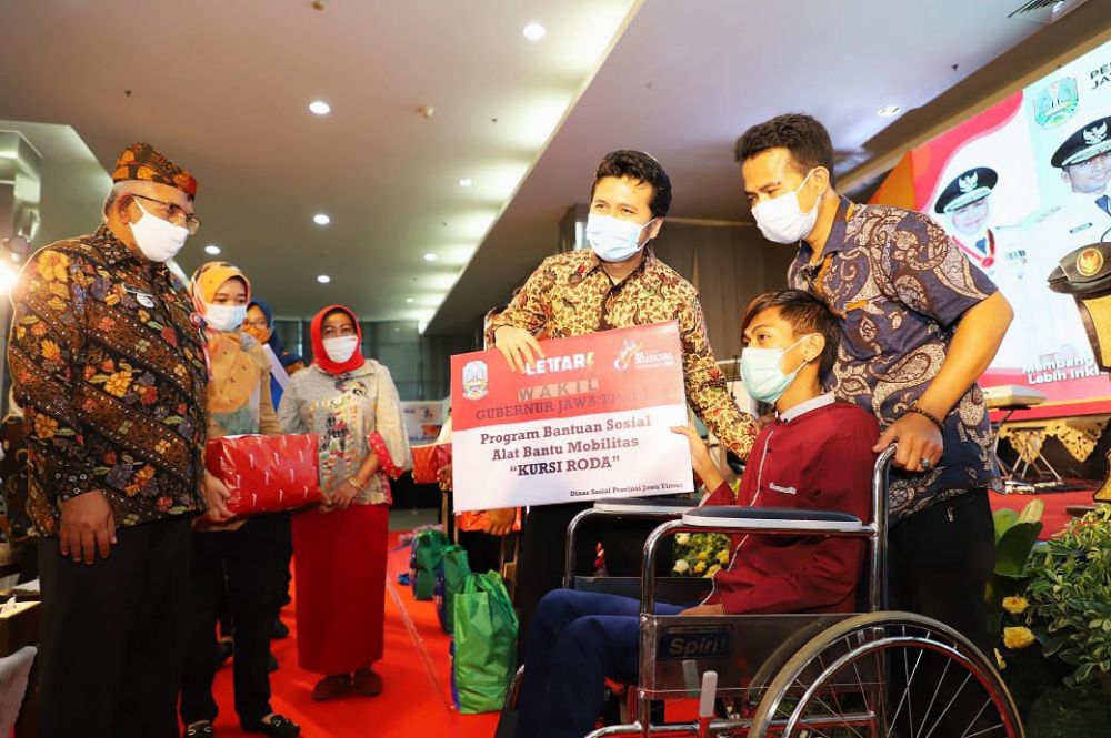 Wagub Emil berikan bansos di hari Disabilitas