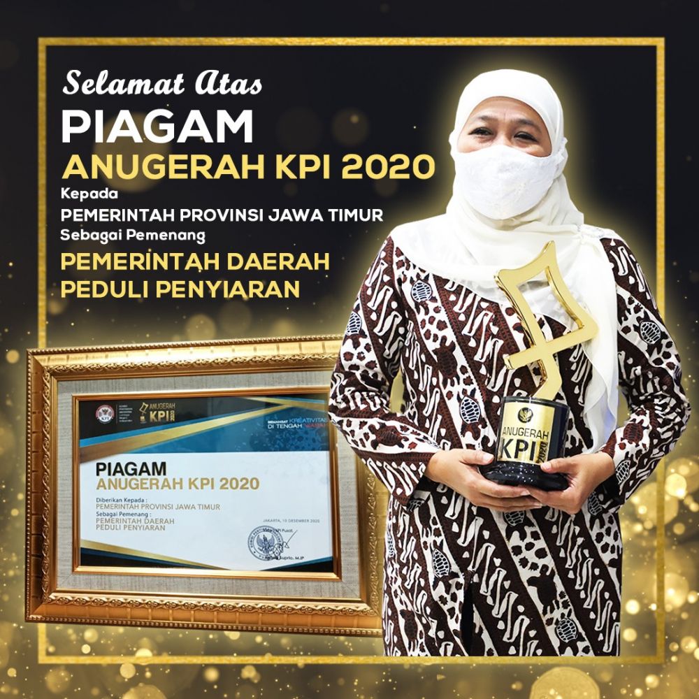 Gubernur Jatim Khofifah Indar Parawansa menerima piagam anugerah KPI Pemprov Jatim