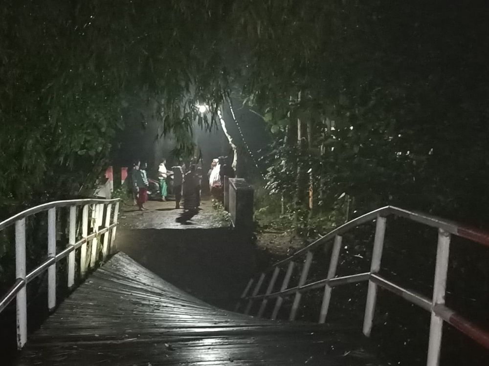Jembatan roboh di dusun Laeran, Desa Daleman, Kec. Kadungdung, Kab. Sampang
