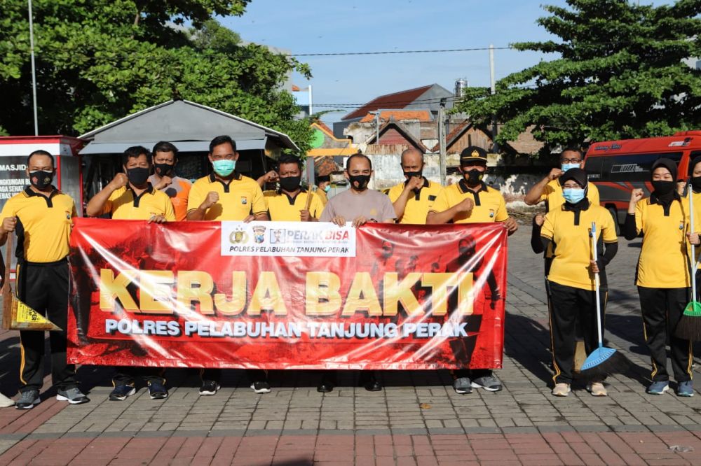Foto bareng anggota Polres Pelabuhan Tanjung Perak Surabaya