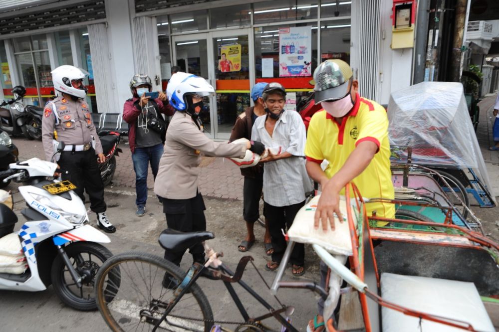 Kapolres Pelabuhan Tanjung Perak AKBP Ganis Setyaningrum berbagi beras dan masker di Jum'at Berkah