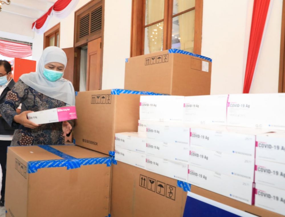 Gubernur Jatim Khofifah Indar Parawansa sedang cek Obat-obatan Covid-19