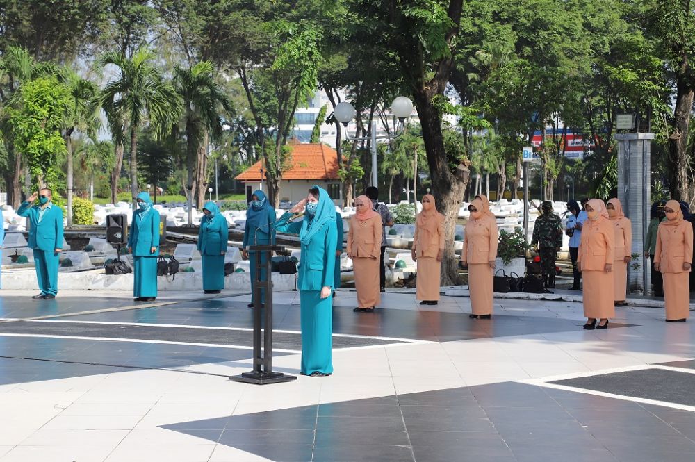 Hari Ibu, Arumi Pimpin Ziarah dan Tabur Bunga di TMP Mayjen Sungkono