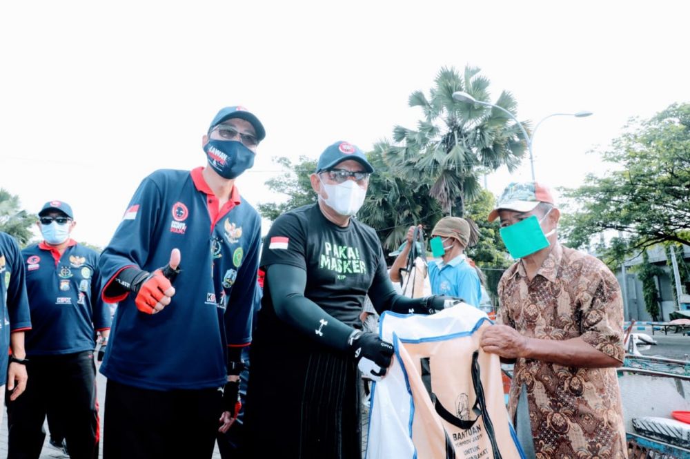 Sekdaprov Jatim berikan edukasi Covid-19 dengan memakai masker