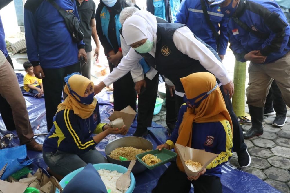 Gubernur Jatim Khofifah Indar Parawansa bersama Bupati Pamekasan menggunakan perahu karet meninjau banjir di Patemon-Pamekasan