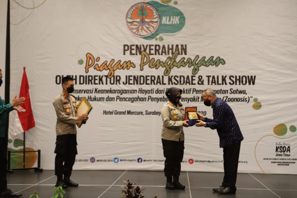 Kapolres Pelabuhan Tanjung Perak AKBP Ganis Setyaningrum terima penghargaan dari Dirjen KSDAE Kementerian Lingkungan Hidup