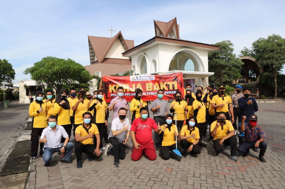 Kapolres Pelabuhan Tanjung Perak AKBP Ganis Setyaningrum foto bersama Romo Niel dan anggota Polres Pelabuhan Tanjung Perak Surabaya