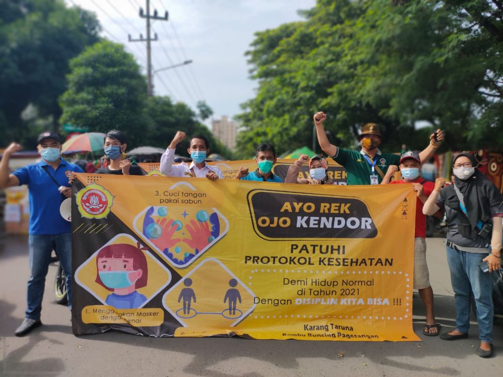 Sebelum bagikan masker, karang taruna berfoto bersama