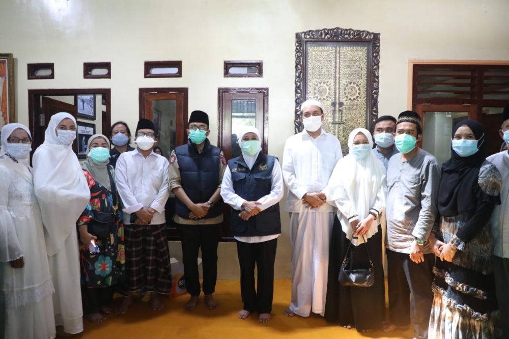 Gubernur Jatim Khofifah Indar Parawansa bersama Bupati Pamekasan melakukan ta'ziyah di kediaman almarhumah Hj. Daifah binti Mahmudin, kakak tertua dari Menteri Koordinator bidang hukum dan Keamanan RI Bpk. Mahfud MD yang bertempat di Kabupaten Pamekasan d