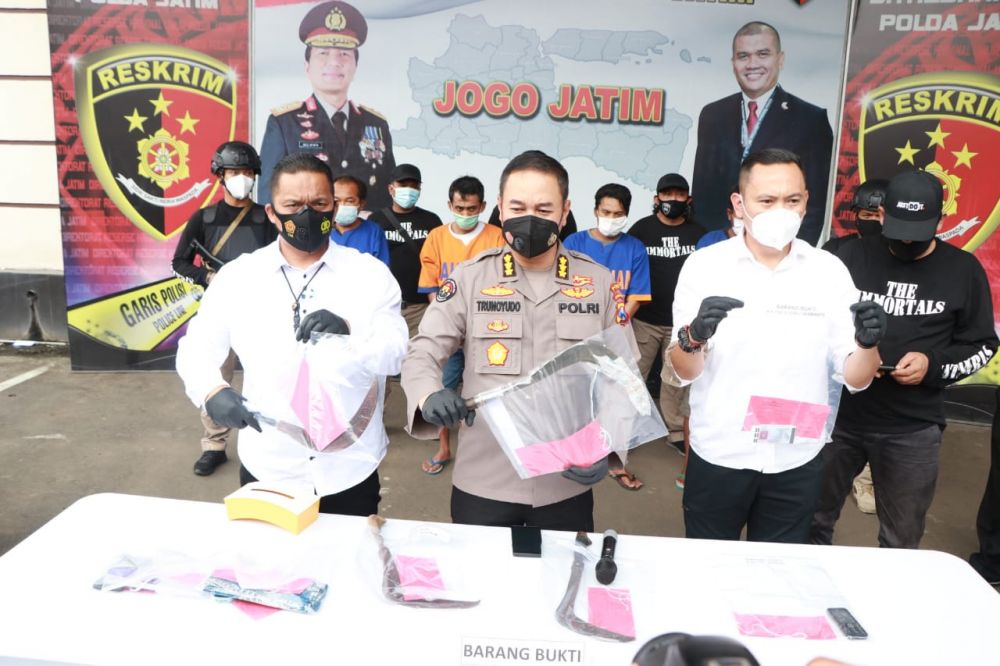 Kabid Humas Polda Jatim Trunoyudo Wisnu Andiko sedang menunjukkan barang bukti yang diamankan