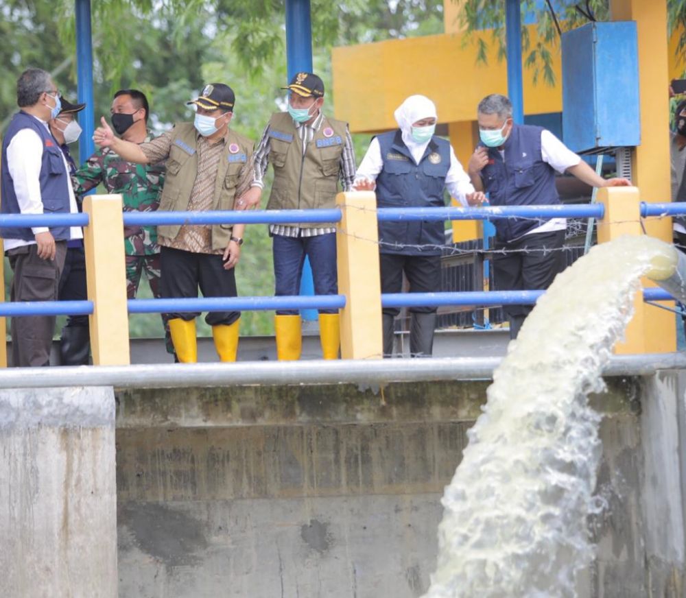 Gubernur Jatim Khofifah Indar Parawansa sedang cek keadaan air