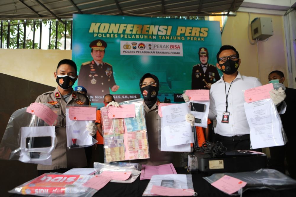 Kapolres Pelabuhan Tanjung Perak AKBP Ganis Setyaningrum menunjukkan surat rapid test palsu