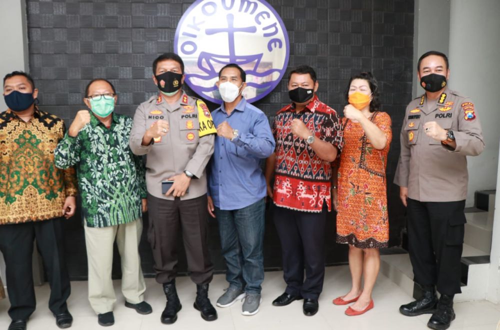 Kapolda Jatim Irjen pol Nico Afinta, Kabid Humas Polda Jatim Trunoyudo Wisnu Andiko, Ketua Umum MPH PGIW Jatim Pendeta Simon Filantropha dan pengurus gereja