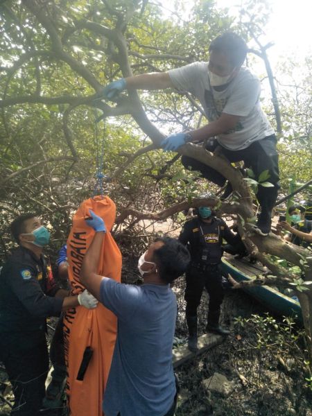 Korban saat di turunkan INAFIS Polres Pelabuhan Tanjung Perak