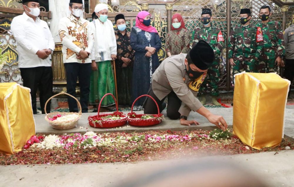 Kapolda Jatim Irjen pol Nico Afinta sedang berziarah makam