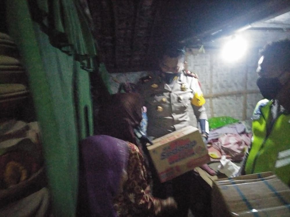 Kasat lantas Polres Sampang AKP Ayib Rizal berikan bantuan Sembako kepada Mardinep
