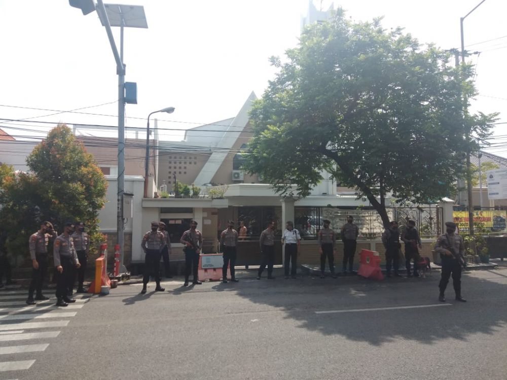 Petugas beri himbauan kepada para jemaat gereja selalu waspada dan berhati-hati